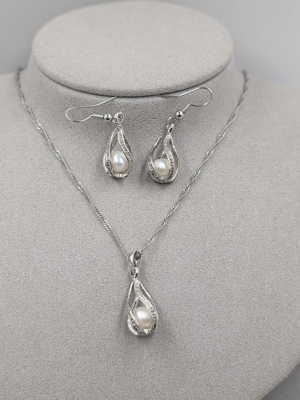 Silver Tone Faux Pearl Teardrop Necklace Earrings Set | M149
